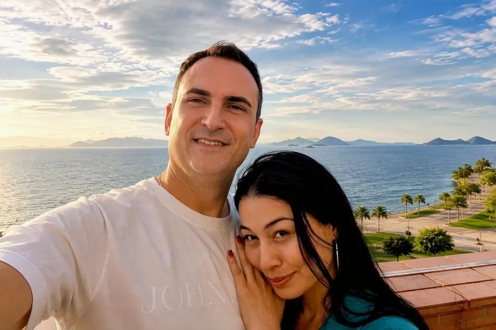 Aline e Elton diante do mar